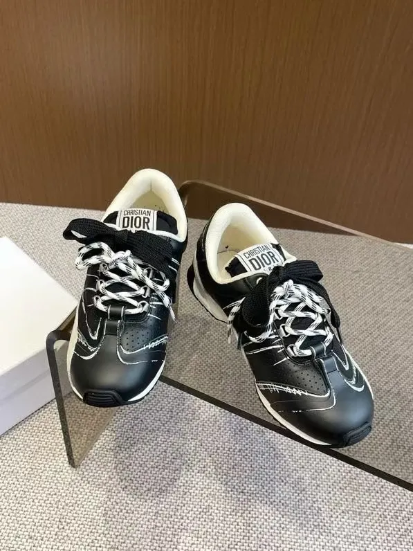 👟👟Ex-factory price 620👟👟 Dior sketch Dior spring and summer catwalk style graffiti sketch moral training shoes Forrest shoes. Original development. The most photographed item in the 25ss spring and summer show. This pair of shoes has changed the single design style of Forrest shoes in the previous impression. It retains the original shape. The details are very in line with the current fashion trend, but it also incorporates the manager's new understanding and retro feelings for Forrest shoes. The overall feeling is brand new. The material is a bit matte leather, full of retro style. It looks very high-end. The feeling on the foot is very convex. The upper foot is really good-looking and versatile. It can be worn with any style of clothes, pants and skirts. It looks good on anyone. Original combination outsole Size: 35-45